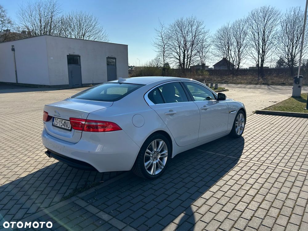 Jaguar XE 2.0 D Portfolio - 10