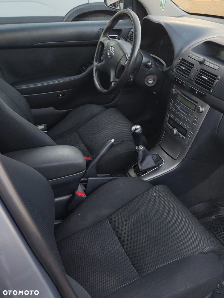 Toyota Avensis - 8