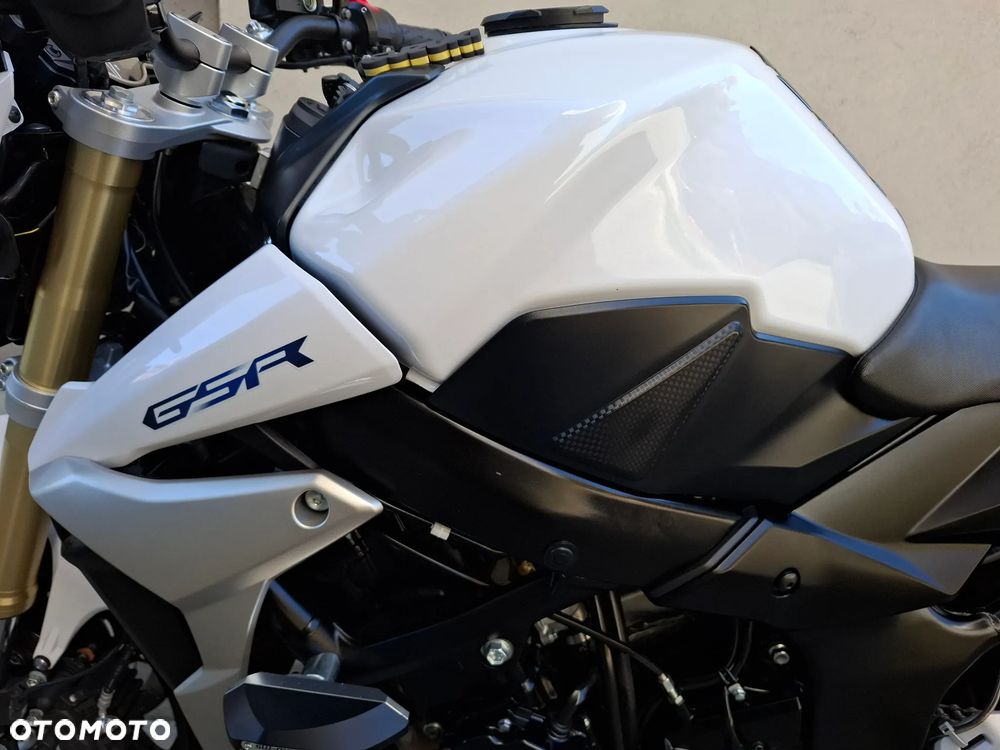 Suzuki GSR - 16