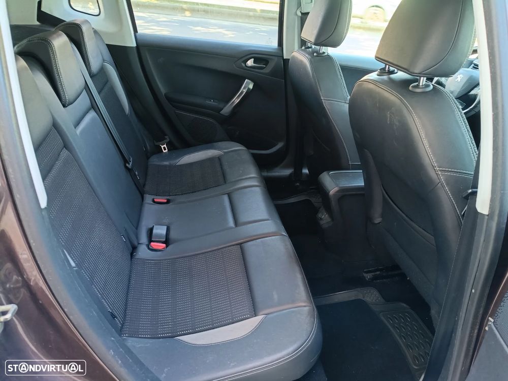 Peugeot 2008 1.6 e-HDi Allure - 17