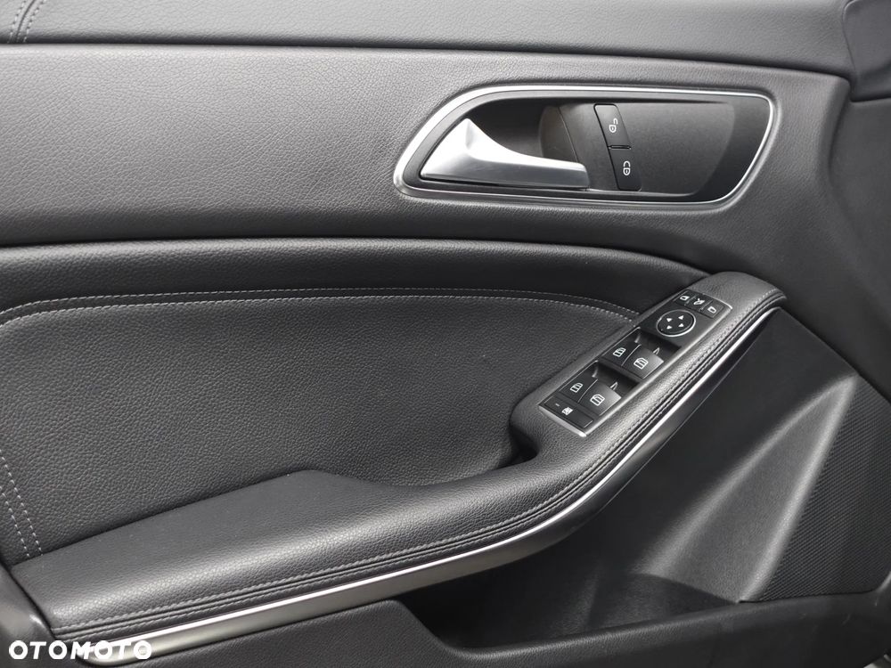 Mercedes-Benz CLA 180 7G-DCT - 19