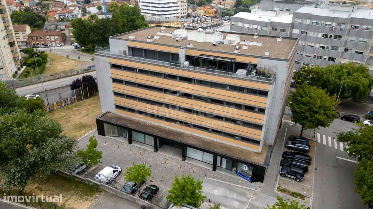Apartamento T4 c/ Garagem para 2 Viaturas em Santa Marinha (Devesas) - Grande imagem: 4/42