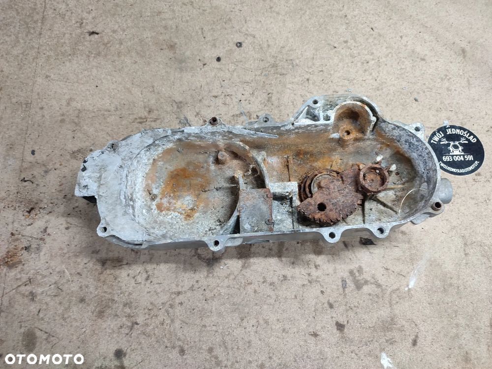 Dekiel, pokrywa silnika Peugeot V-Clic 50 - 8