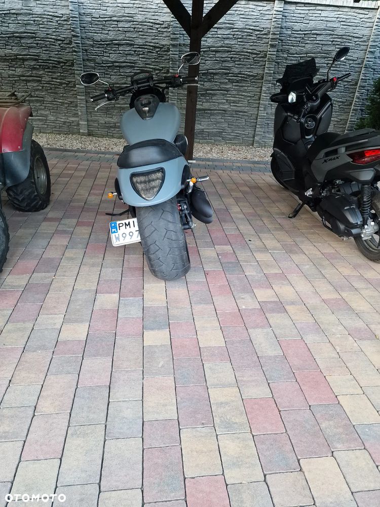 Suzuki Intruder - 11