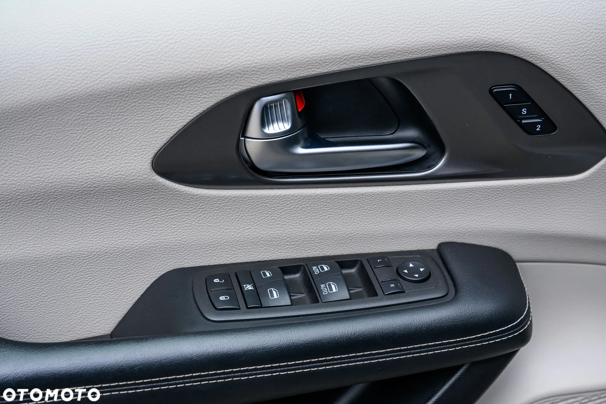 Chrysler Pacifica - 16