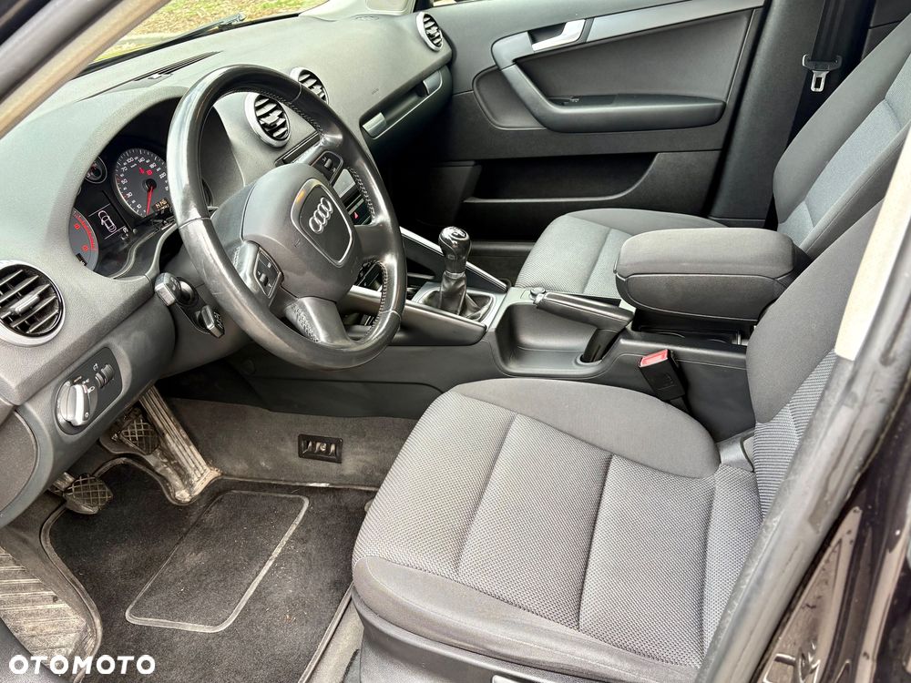 Audi A3 Sportback 1.6 TDI DPF Ambiente - 8