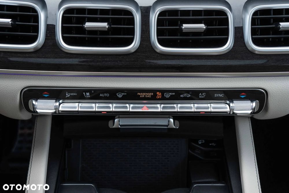 Mercedes-Benz GLS - 22