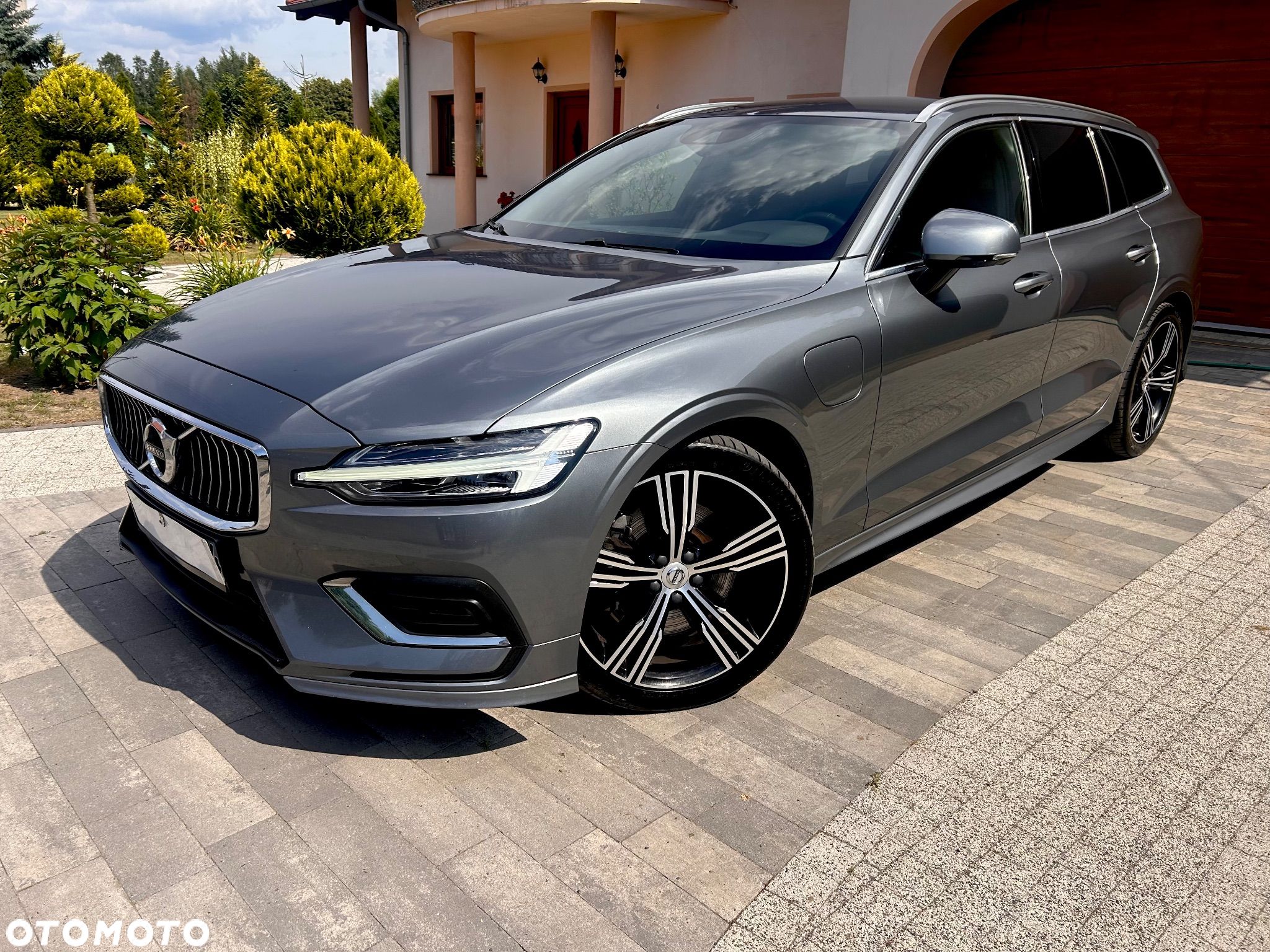 Volvo V60 T6 AWD Plug-In Hybrid Essential - 1