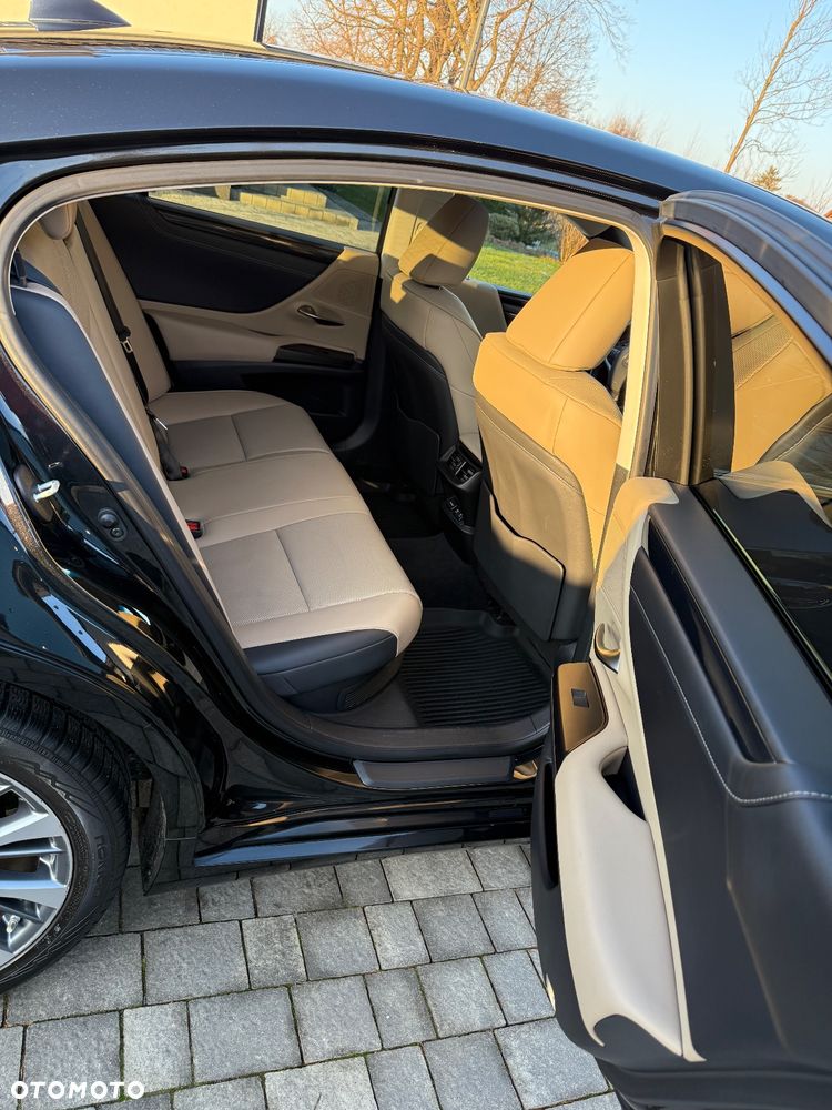 Lexus ES 300h Business Edition - 16