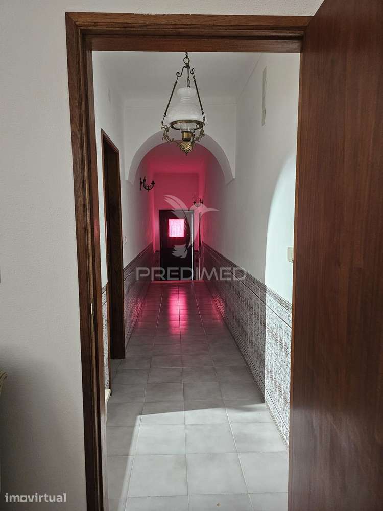 MORADIA COM QUINTAL, GARAGEM E 2 ANEXOS | RENOVADOS | AZARUJA | - Grande imagem: 4/16