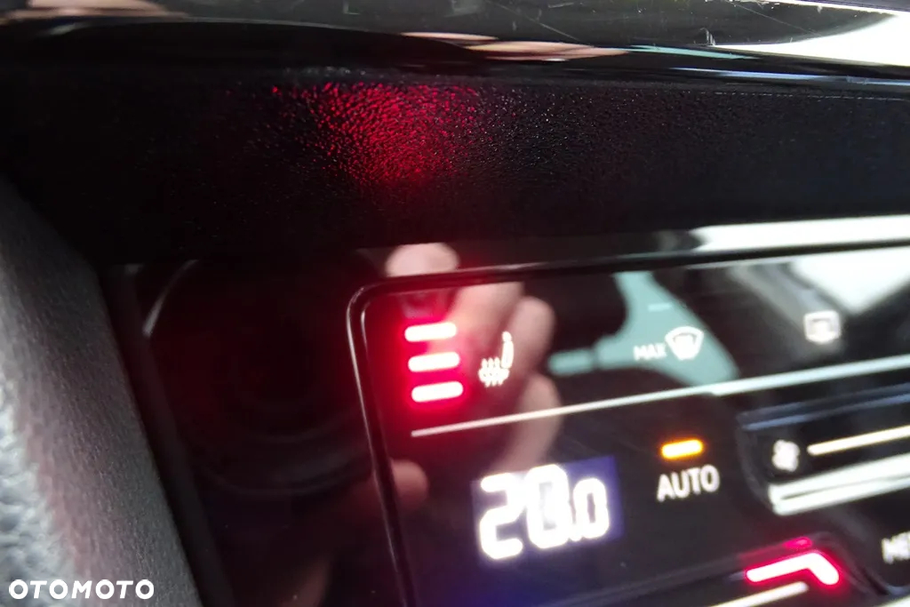 Volkswagen Passat Variant 2.0 TDI SCR DSG 4Motion Elegance - 37