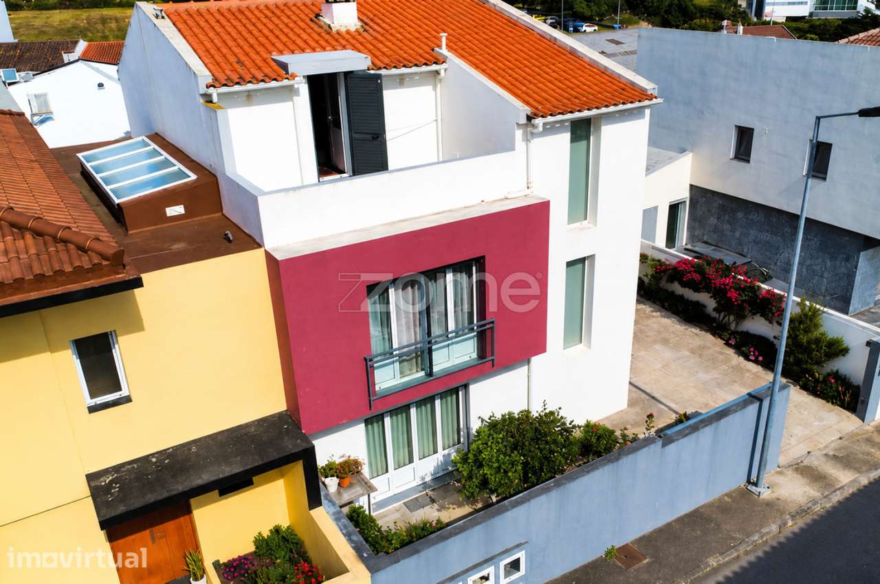 Moradia T3 Moderna com Garagem e Terraço em Ponta Delgada - Grande imagem: 2/41