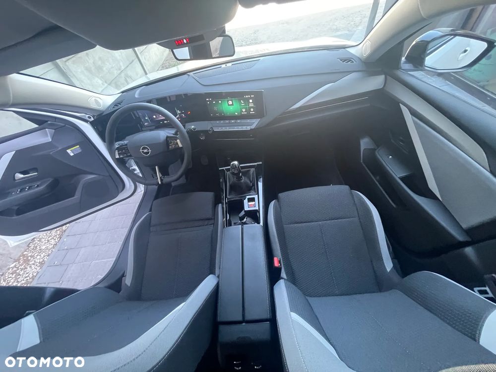 Opel Astra 1.2 Turbo Business Edition - 26