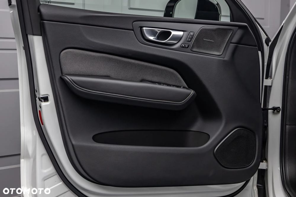Volvo XC 60 B4 D AWD Plus Dark - 21