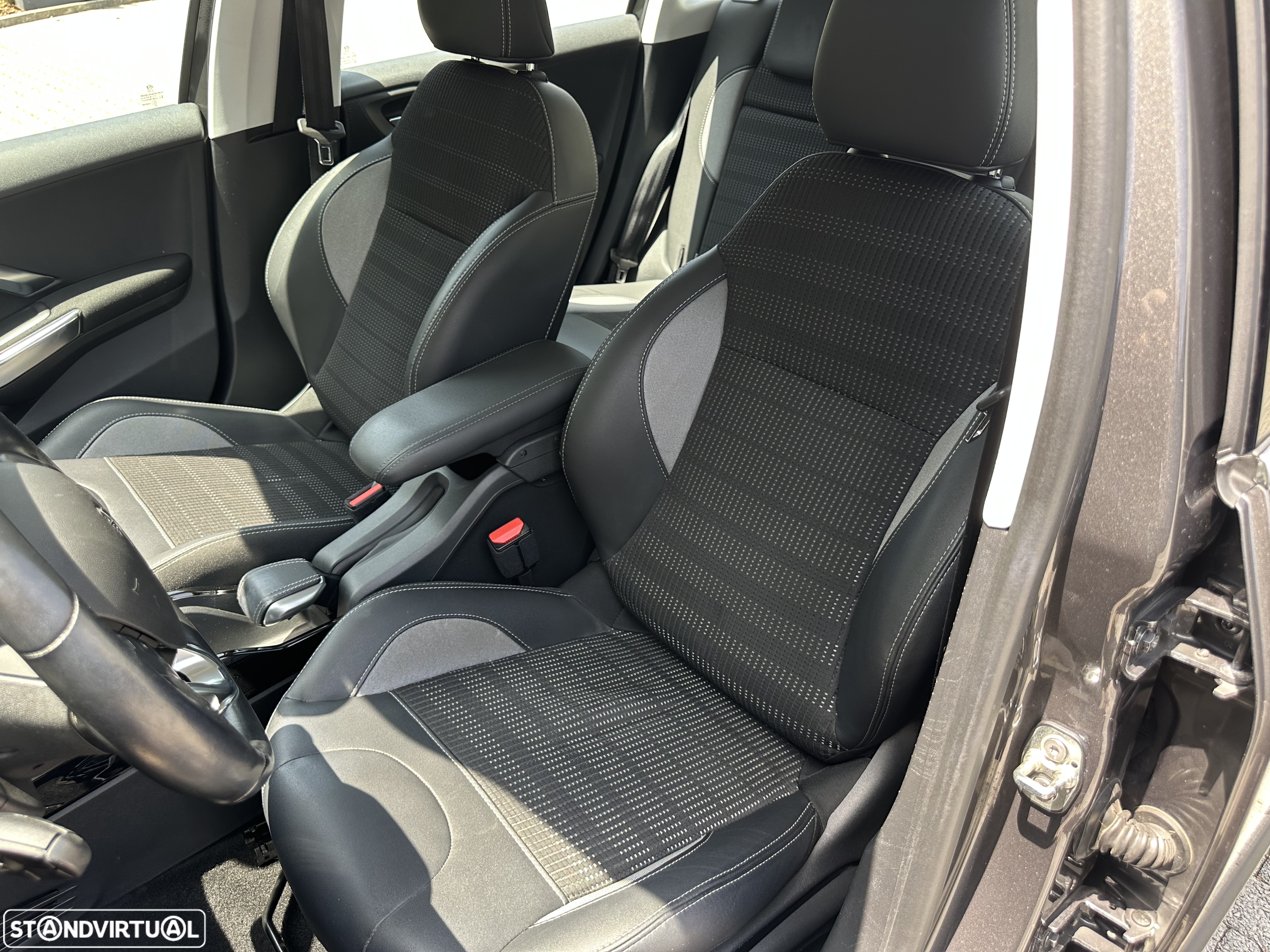 Peugeot 2008 1.2 PureTech Allure EAT6 - 14