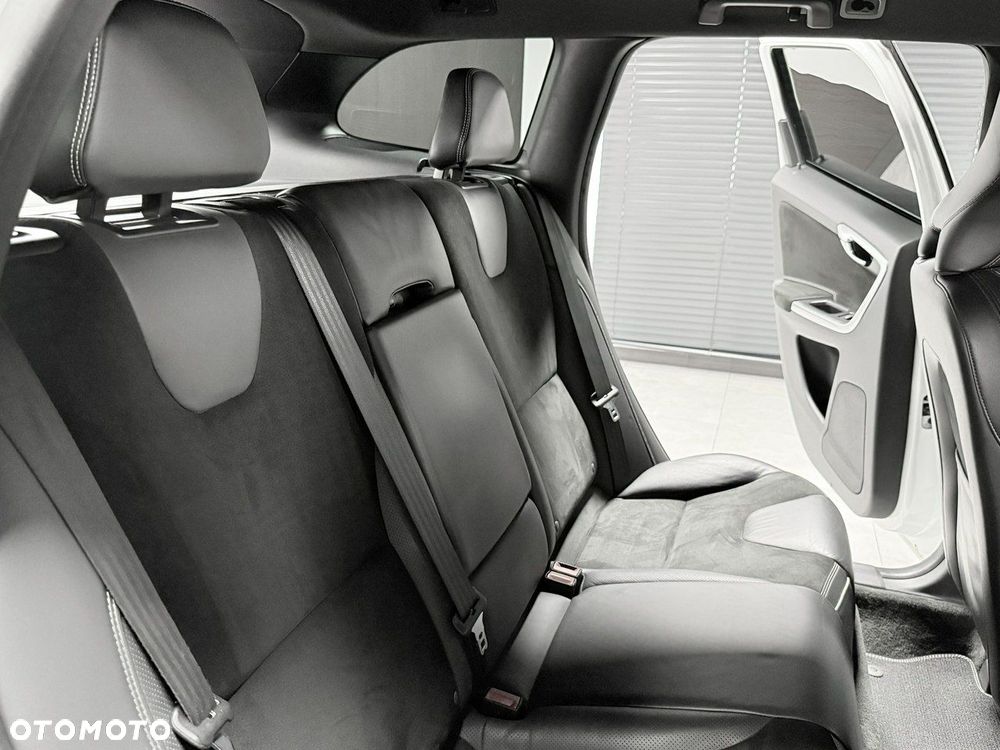 Volvo XC 60 D4 AWD Momentum - 32