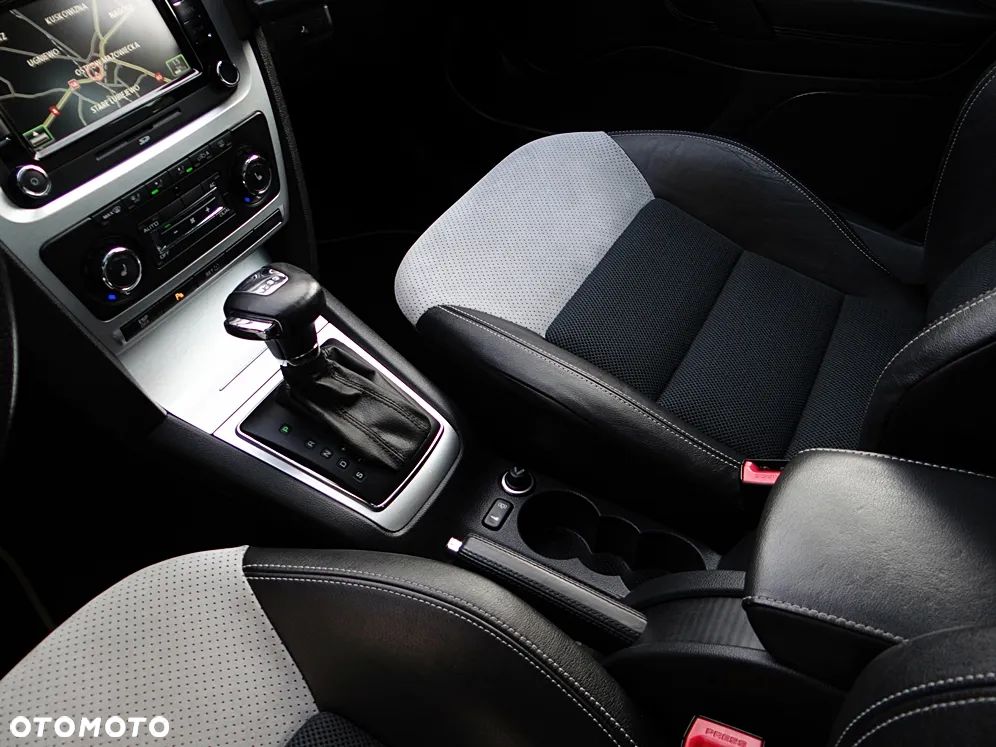 Skoda Octavia 2.0 TDI CR DPF DSG RS - 33