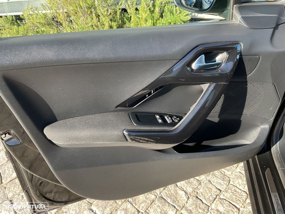 Peugeot 208 1.2 PureTech Style - 21
