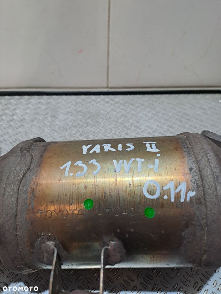 katalizator Toyota Yaris II 1.33 VVT-i 2011 z silnika 1NR 47040 - 3
