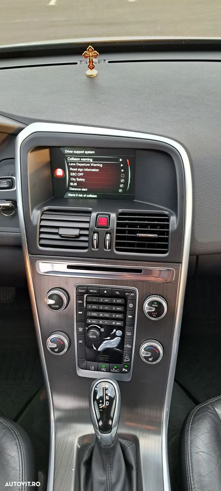 Volvo XC 60 D5AWD Momentum - 6