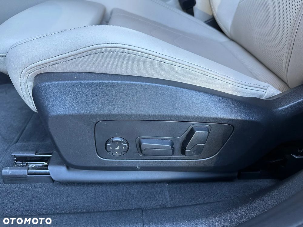 BMW iX2 eDrive20 66.5kWh M Sport - 11