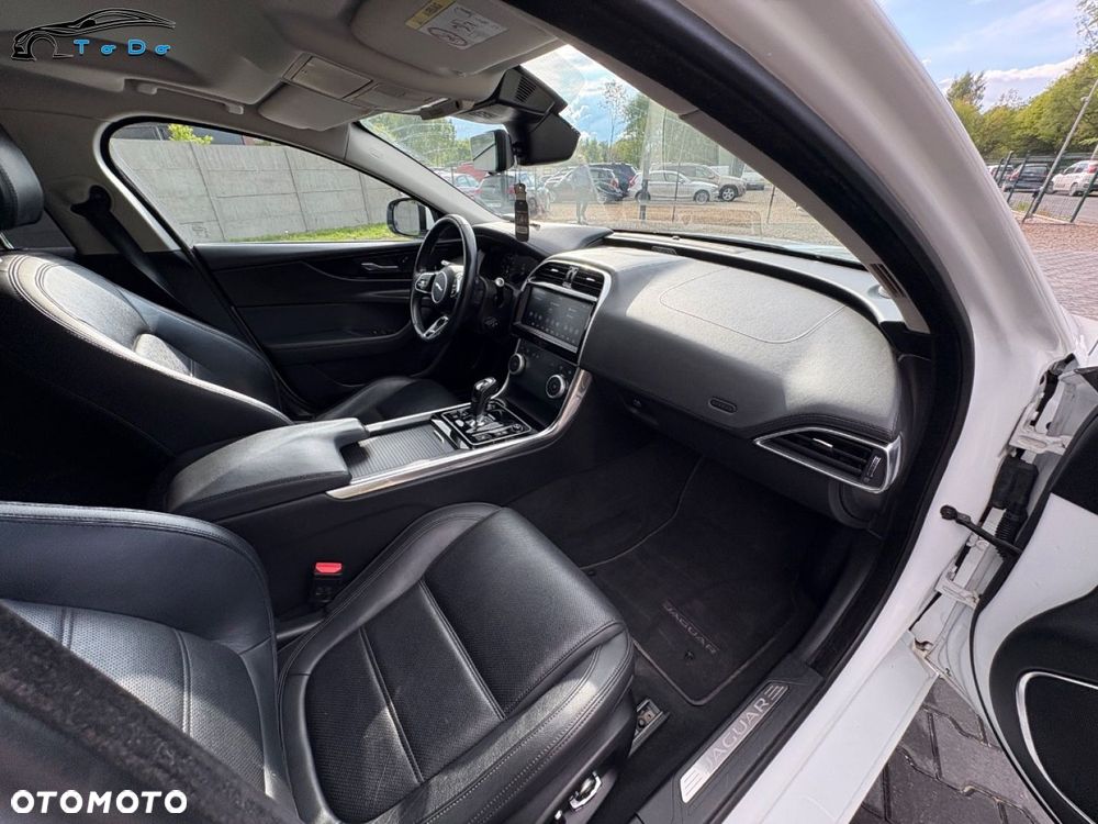 Jaguar XE 2.0 D R-Sport - 29