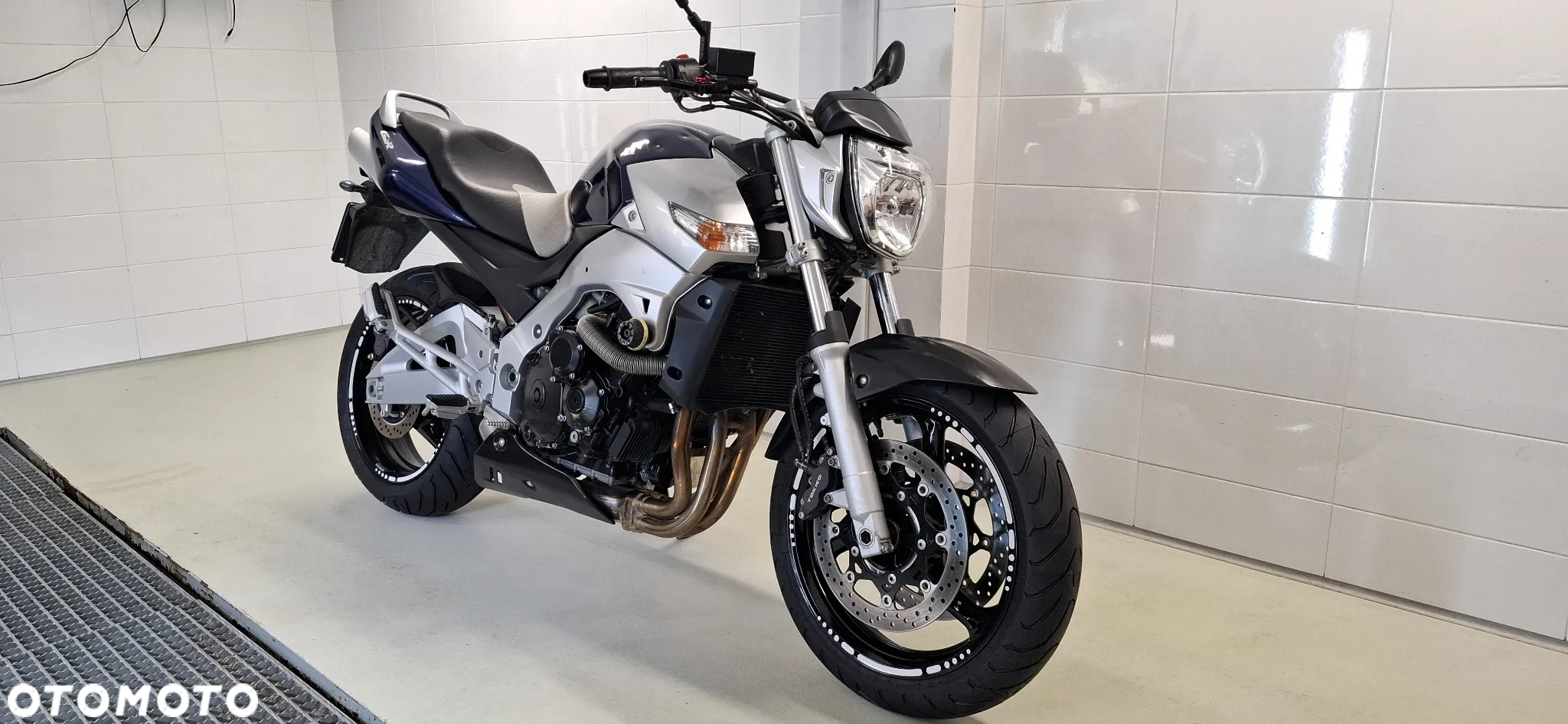 Suzuki GSR - 3