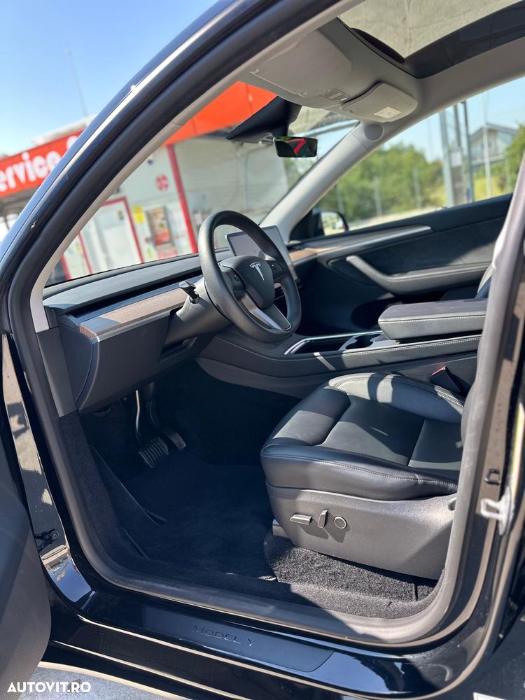 Tesla Model Y - 4