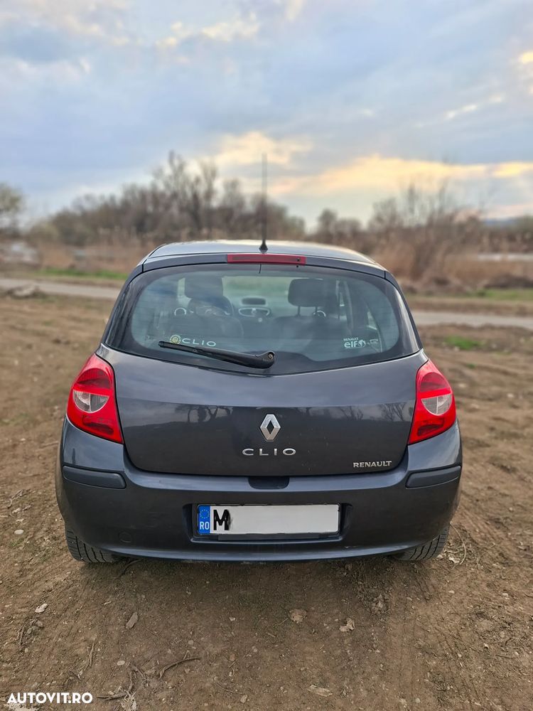 Renault Clio III 1.5dCi Dynamique - 10