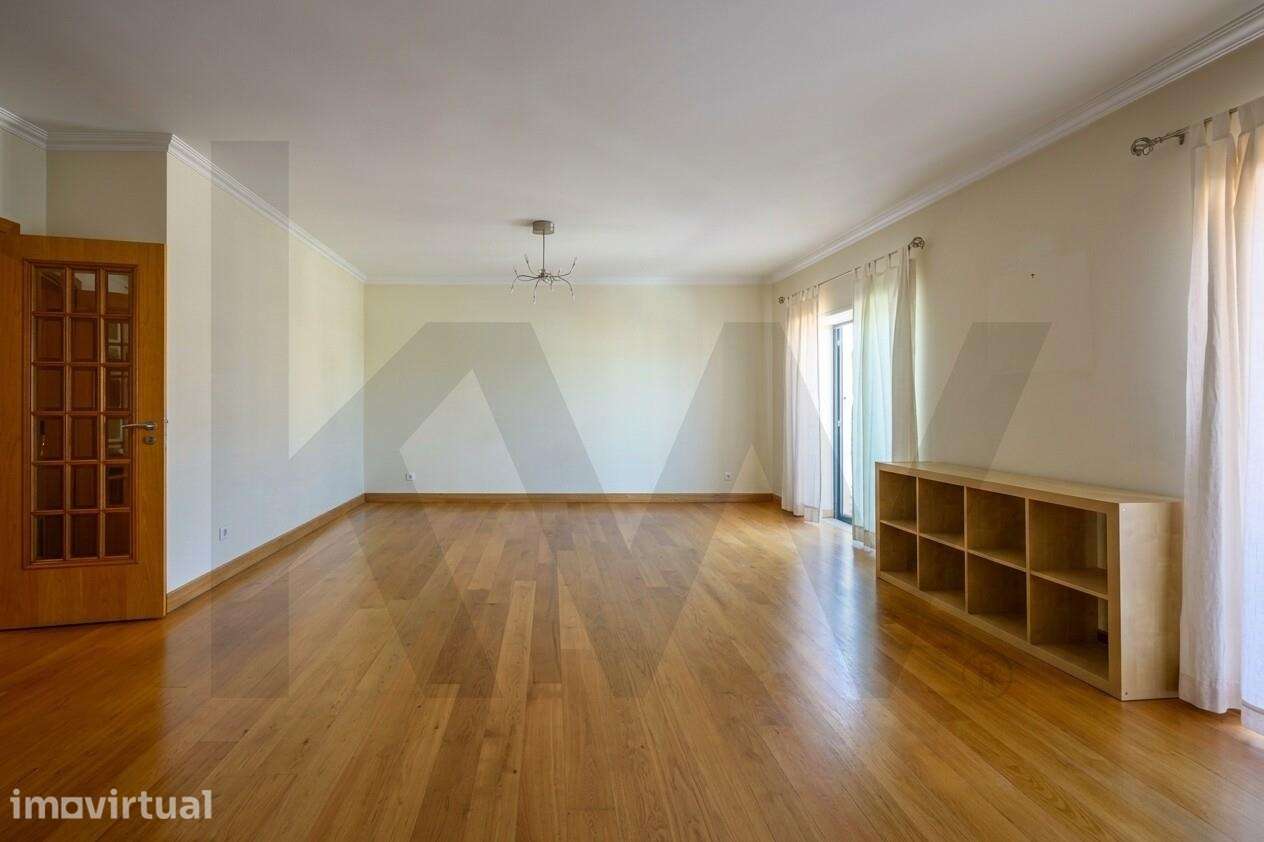 T3 com vista de mar na Rua Biarritz, Estoril, junto à praia - Grande imagem: 3/61