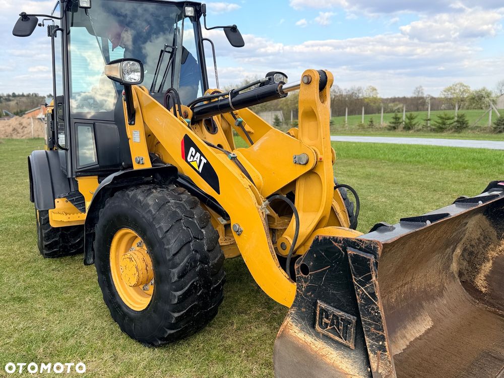 Caterpillar Ładowarka łamana 906M Cat łyżka widły 907 908 5 6 ton SZYBKOZŁĄCZE HYDRAULICZNE dodatkowe linie ZAMIATARKA za dopłatą - 37