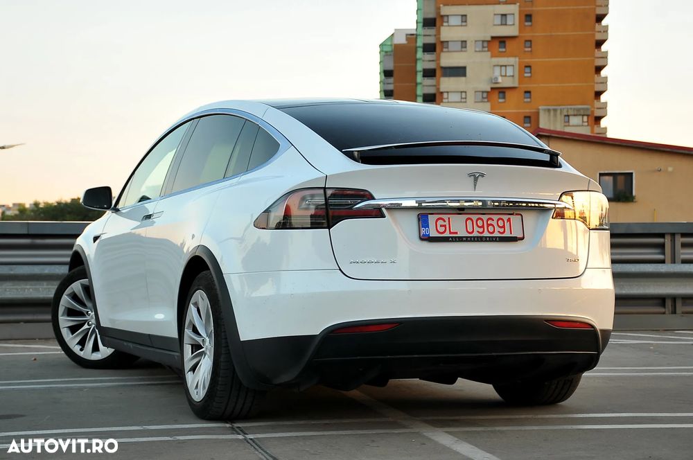 Tesla Model X - 3
