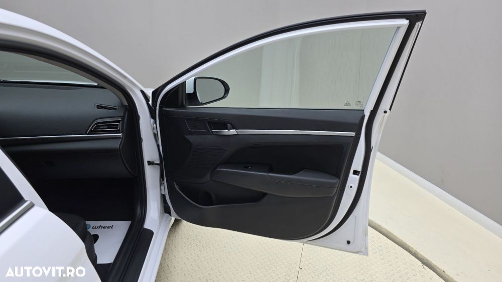 Hyundai Elantra - 18