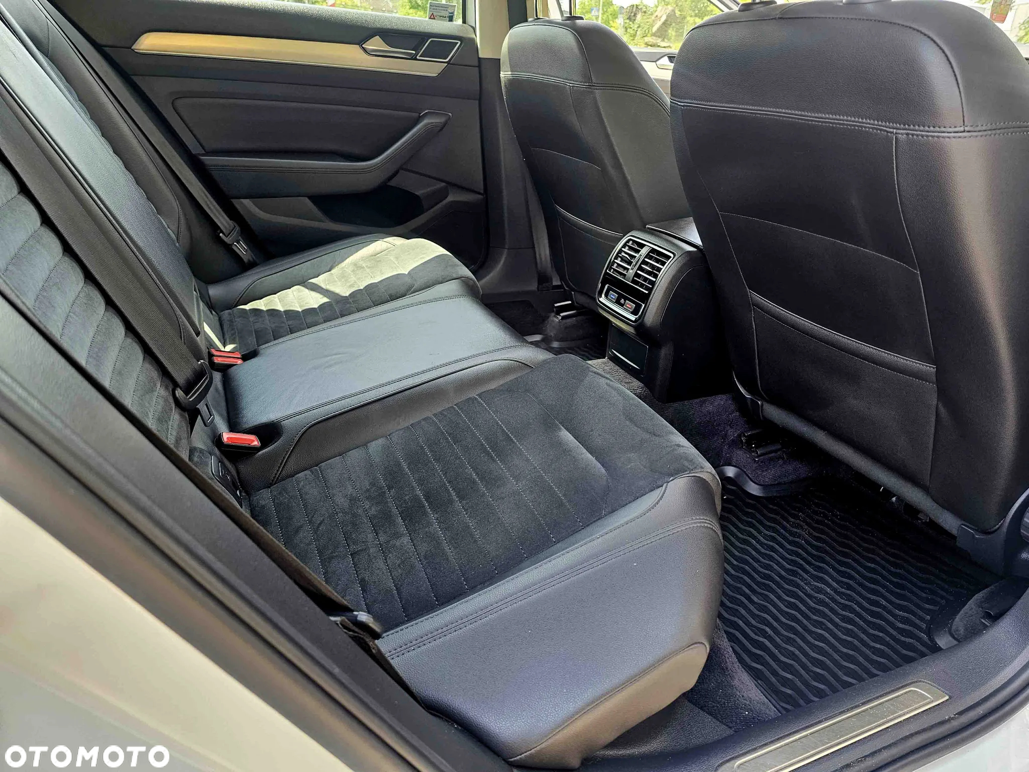 Volkswagen Passat Variant 2.0 TDI SCR 4Motion DSG Highline - 20