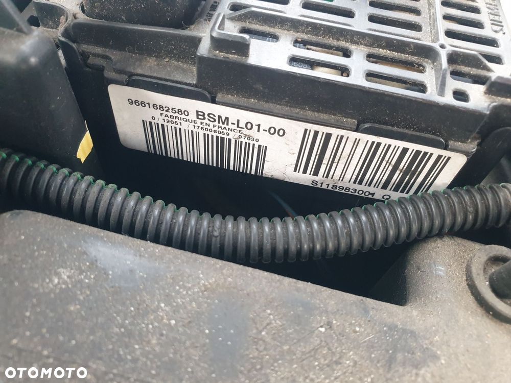 SKRZYNKA BEZPIECZNIKÓW 407  2.0 HDI 9661682580 PEUGEOT 2004-2007 - 2