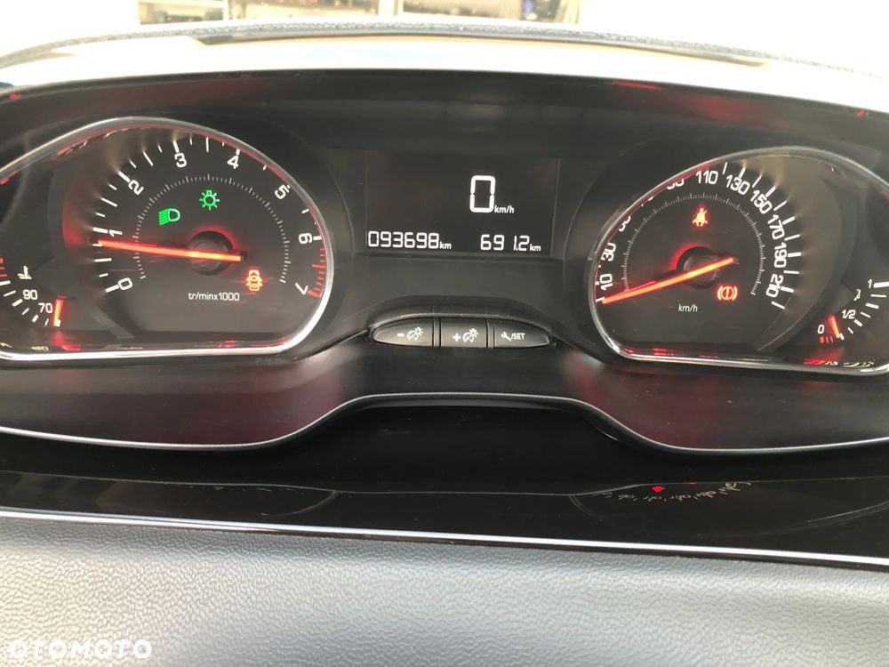 Peugeot 208 82 PureTech Style - 11