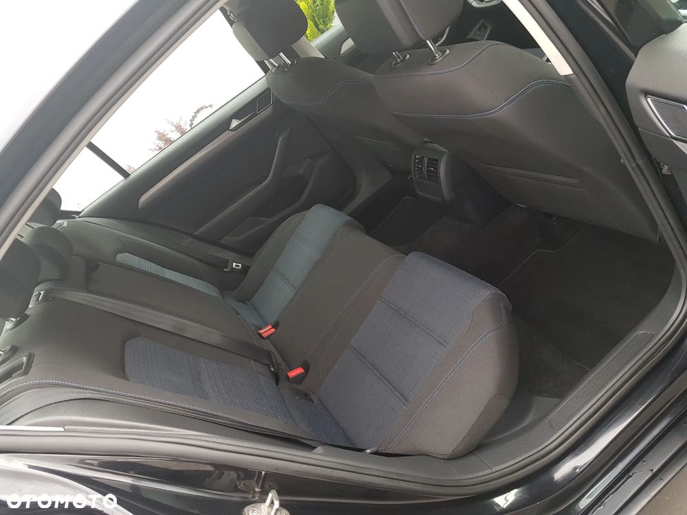 Volkswagen Passat - 11