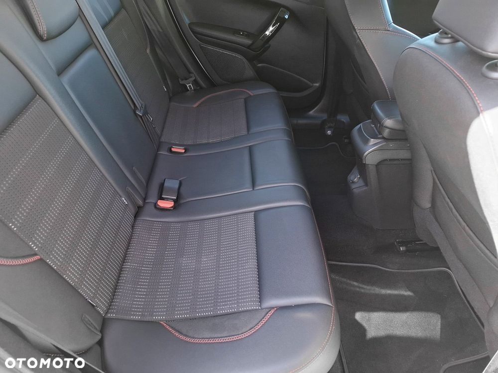 Peugeot 2008 1.2 Pure Tech GPF Style S&S - 6