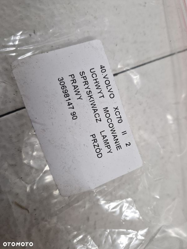 VOLVO XC70 2 II UCHWYT MOCOWANIE SPRYSKIWACZA LAMPY PRAWY PRZÓD PRAWE 30698147 - 2