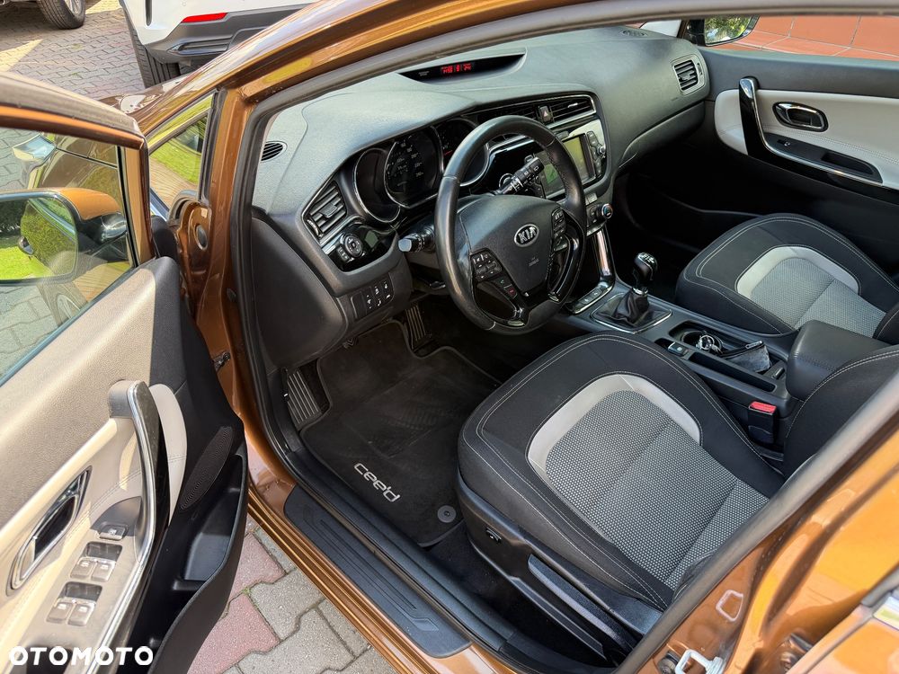 Kia Ceed 1.6 CRDi 136 ISG Platinum Edition - 20