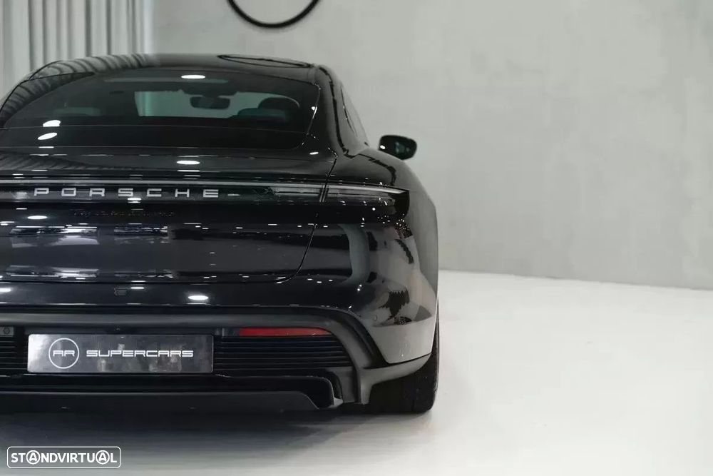 Porsche Taycan Turbo - 12