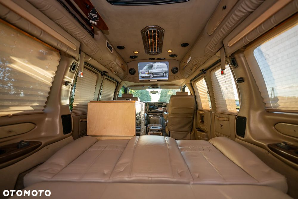 GMC Savana - 24