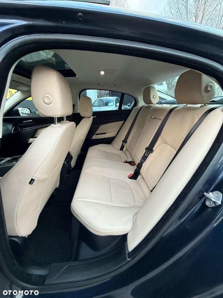 Jaguar XE 2.0 T R-Sport - 16