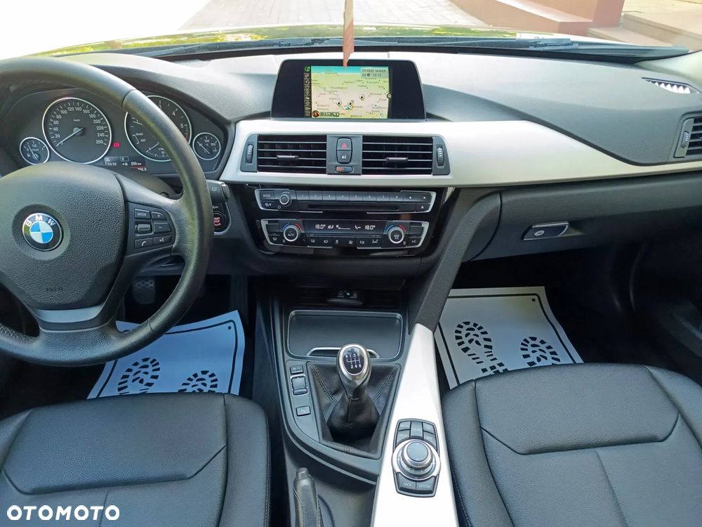 BMW Seria 3 318d Touring - 29