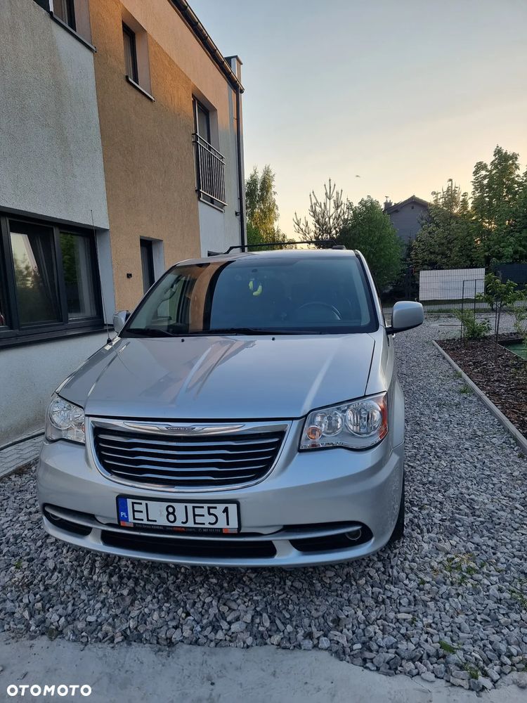Chrysler Town & Country - 2