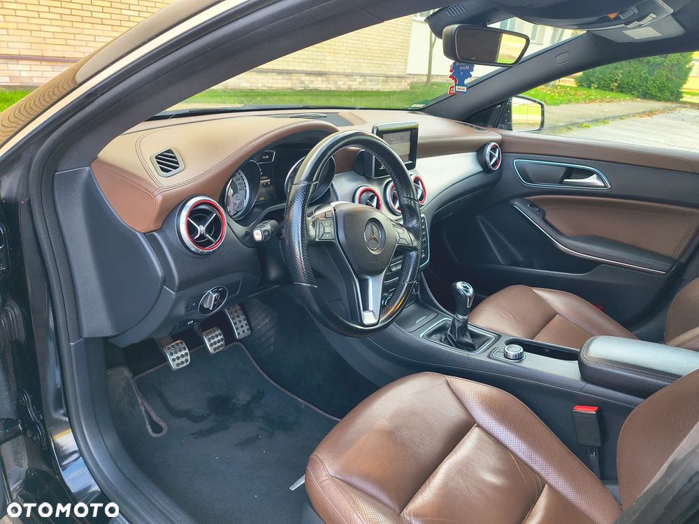 Mercedes-Benz CLA 180 UrbanStyle Edition - 20