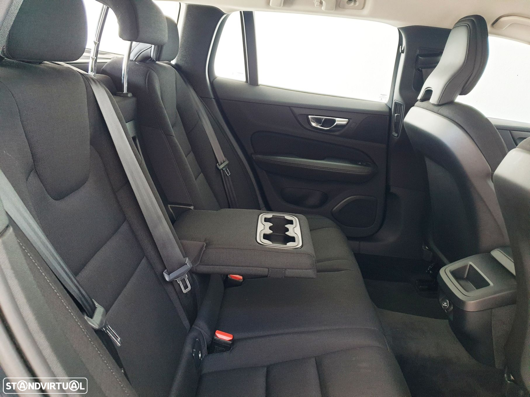 Volvo V60 2.0 D3 Momentum Plus - 27