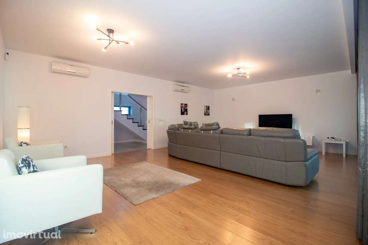 Viva o Luxo à Beira-Mar: Moradia Espetacular T5 com Piscina na Deslumb - Grande imagem: 5/60