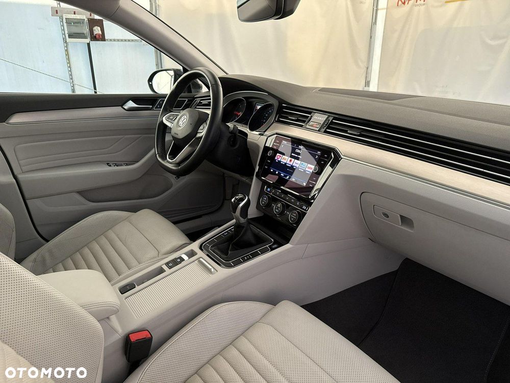 Volkswagen Passat - 23