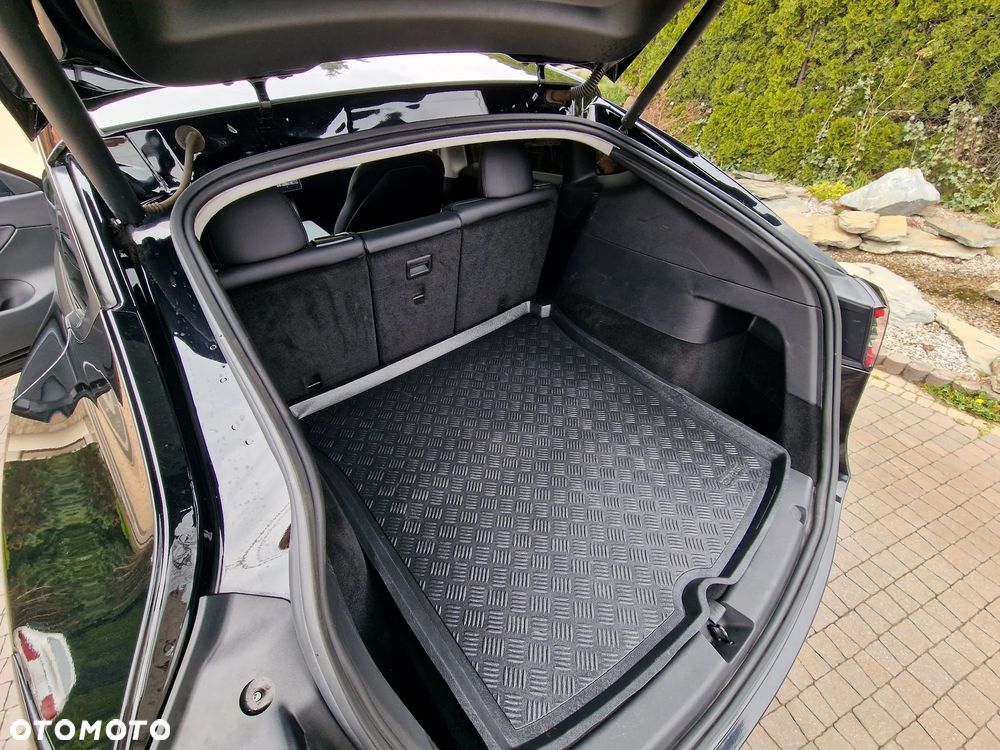 Tesla Model Y Long Range AWD - 10